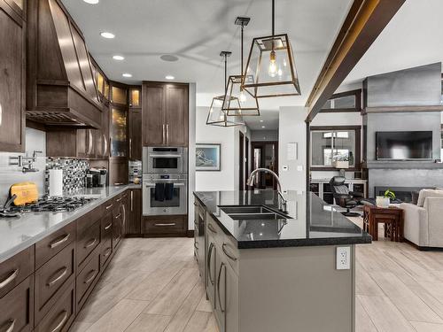 265 Holloway Drive, Kamloops, BC - Indoor Photo Showing Kitchen With Upgraded Kitchen