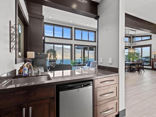 265 Holloway Drive, Kamloops, BC - Indoor Photo Showing Kitchen