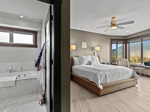 265 Holloway Drive, Kamloops, BC - Indoor Photo Showing Bedroom