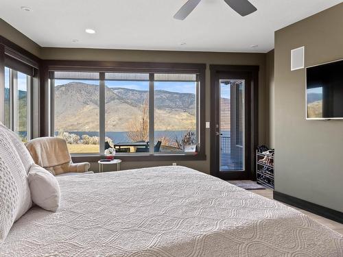 265 Holloway Drive, Kamloops, BC - Indoor Photo Showing Bedroom