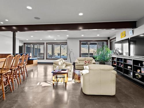 265 Holloway Drive, Kamloops, BC - Indoor Photo Showing Living Room