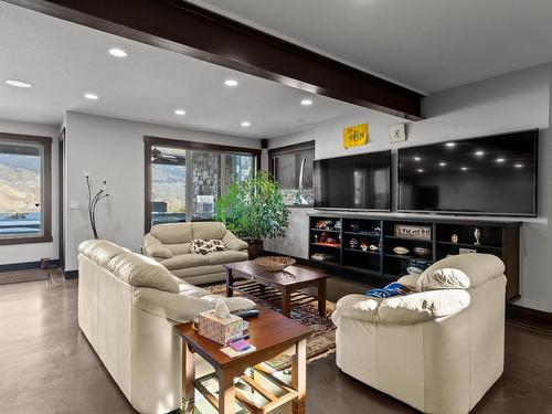 265 Holloway Drive, Kamloops, BC - Indoor Photo Showing Living Room