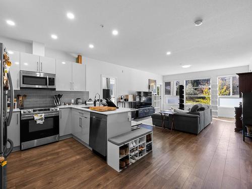 209-1880 Hugh Allan Drive, Kamloops, BC - Indoor Photo Showing Kitchen With Upgraded Kitchen