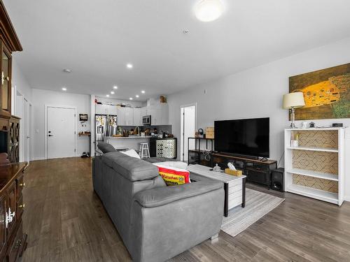 209-1880 Hugh Allan Drive, Kamloops, BC - Indoor Photo Showing Living Room