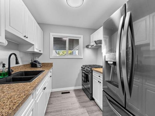 6-800 Southill Street, Kamloops, BC - Indoor Photo Showing Kitchen With Double Sink