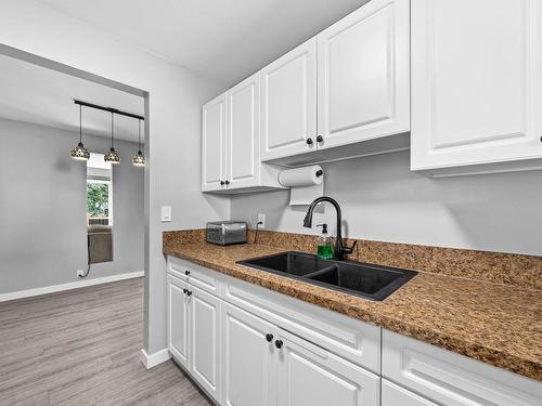 6-800 Southill Street, Kamloops, BC - Indoor Photo Showing Kitchen With Double Sink