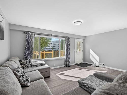 6-800 Southill Street, Kamloops, BC - Indoor Photo Showing Living Room