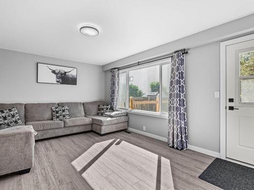 6-800 Southill Street, Kamloops, BC - Indoor Photo Showing Living Room