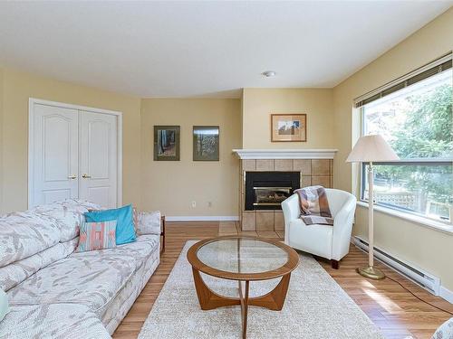 536 Fairways Pl, Cobble Hill, BC - Indoor Photo Showing Living Room With Fireplace