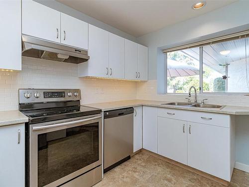 536 Fairways Pl, Cobble Hill, BC - Indoor Photo Showing Kitchen With Double Sink