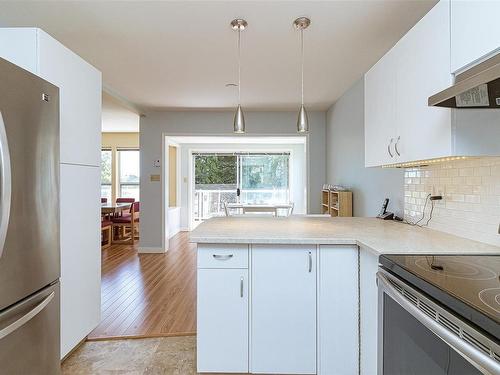 536 Fairways Pl, Cobble Hill, BC - Indoor Photo Showing Kitchen