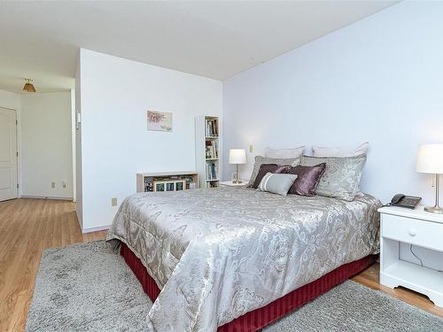 536 Fairways Pl, Cobble Hill, BC - Indoor Photo Showing Bedroom