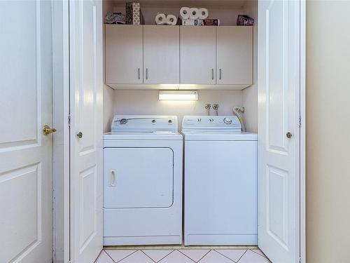 536 Fairways Pl, Cobble Hill, BC - Indoor Photo Showing Laundry Room