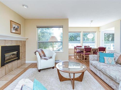 536 Fairways Pl, Cobble Hill, BC - Indoor Photo Showing Living Room With Fireplace