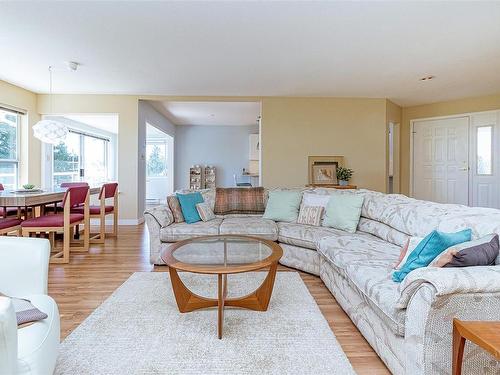 536 Fairways Pl, Cobble Hill, BC - Indoor Photo Showing Living Room