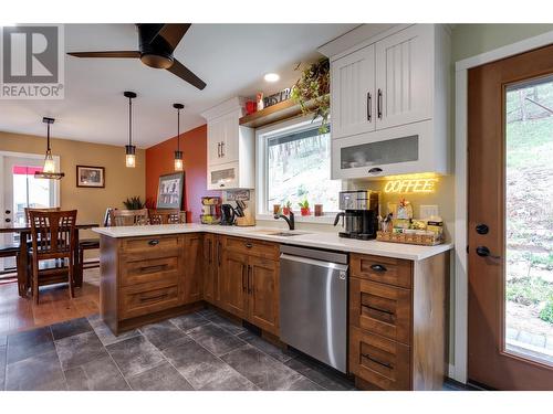 1634 Scott Crescent, West Kelowna, BC - Indoor Photo Showing Kitchen