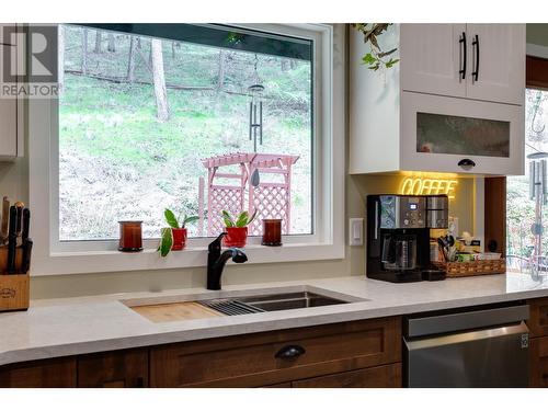 1634 Scott Crescent, West Kelowna, BC - Indoor Photo Showing Kitchen With Double Sink