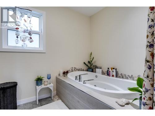 1634 Scott Crescent, West Kelowna, BC - Indoor Photo Showing Bathroom