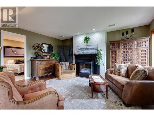 1634 Scott Crescent, West Kelowna, BC - Indoor Photo Showing Living Room With Fireplace