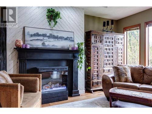 1634 Scott Crescent, West Kelowna, BC - Indoor Photo Showing Living Room With Fireplace