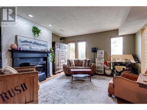 1634 Scott Crescent, West Kelowna, BC - Indoor Photo Showing Living Room