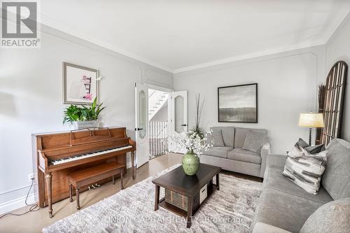 209 Roselawn Drive, Vaughan, ON - Indoor Photo Showing Living Room