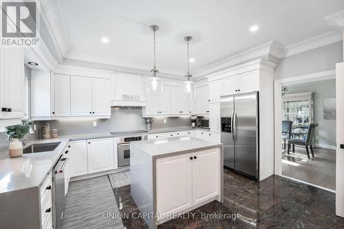 209 Roselawn Drive, Vaughan, ON - Indoor Photo Showing Kitchen With Upgraded Kitchen