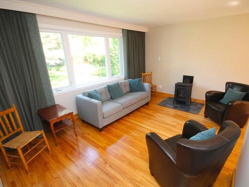 Salon - 106 Evergreen Drive, Beaconsfield, QC - Indoor Photo Showing Living Room