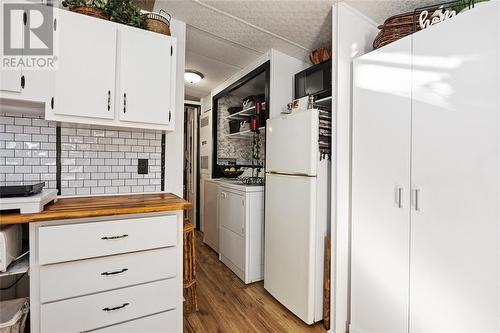 4895 Lakeshore Road Unit# 39, Plympton-Wyoming, ON - Indoor Photo Showing Kitchen