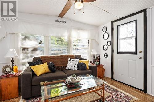 4895 Lakeshore Road Unit# 39, Plympton-Wyoming, ON - Indoor Photo Showing Living Room