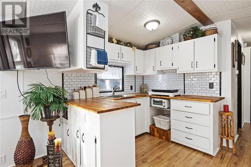 4895 Lakeshore Road Unit# 39, Plympton-Wyoming, ON - Indoor Photo Showing Kitchen