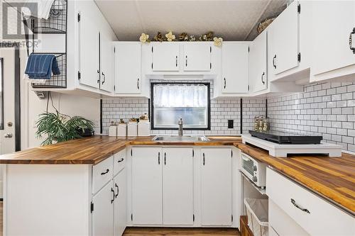 4895 Lakeshore Road Unit# 39, Plympton-Wyoming, ON - Indoor Photo Showing Kitchen