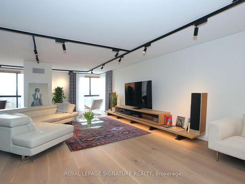 703-1 Concorde Pl, Toronto, ON - Indoor Photo Showing Living Room