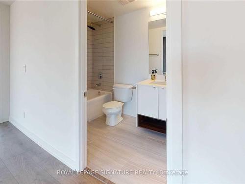 A303-1117 Cooke Blvd, Burlington, ON - Indoor Photo Showing Bathroom