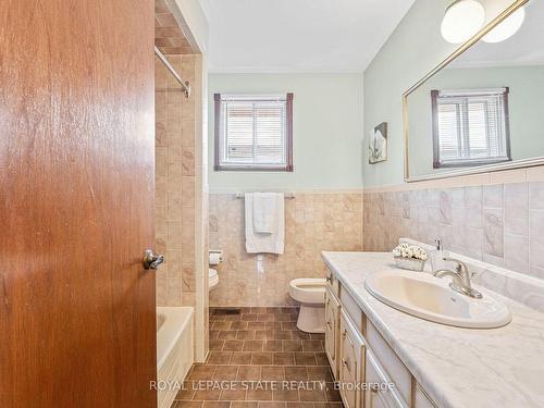 62 Henley Dr, Hamilton, ON - Indoor Photo Showing Bathroom