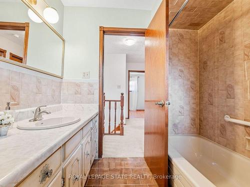 62 Henley Dr, Hamilton, ON - Indoor Photo Showing Bathroom