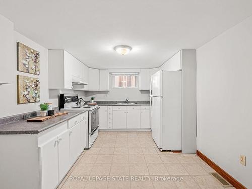 62 Henley Dr, Hamilton, ON - Indoor Photo Showing Kitchen With Double Sink