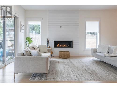 10285 Beacon Hill Drive, Lake Country, BC - Indoor Photo Showing Living Room With Fireplace