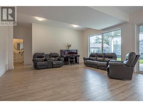 10285 Beacon Hill Drive, Lake Country, BC - Indoor Photo Showing Living Room