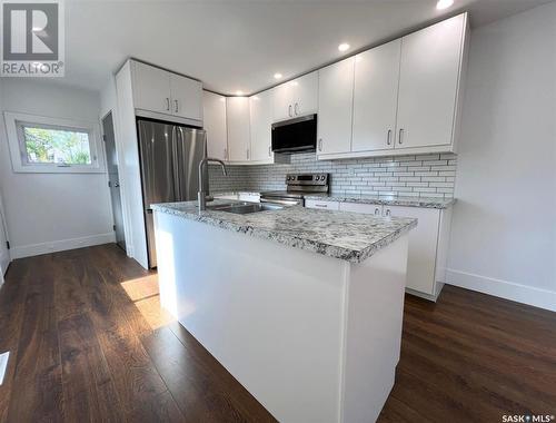 448 1St Avenue Ne, Swift Current, SK - Indoor Photo Showing Kitchen With Upgraded Kitchen