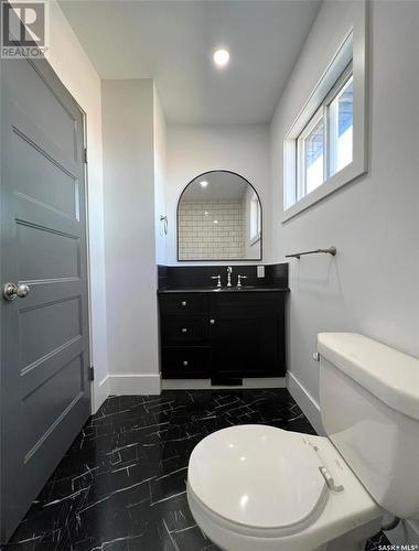 448 1St Avenue Ne, Swift Current, SK - Indoor Photo Showing Bathroom