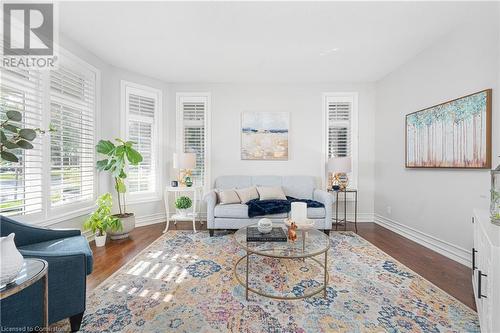 90 Hedge Lawn Drive, Grimsby, ON - Indoor Photo Showing Living Room