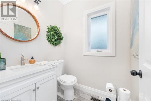 90 Hedge Lawn Drive, Grimsby, ON - Indoor Photo Showing Bathroom