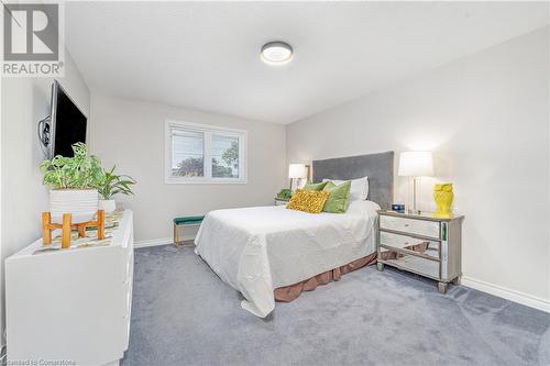 90 Hedge Lawn Drive, Grimsby, ON - Indoor Photo Showing Bedroom