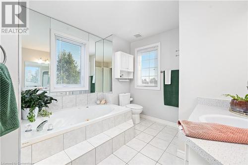 90 Hedge Lawn Drive, Grimsby, ON - Indoor Photo Showing Bathroom