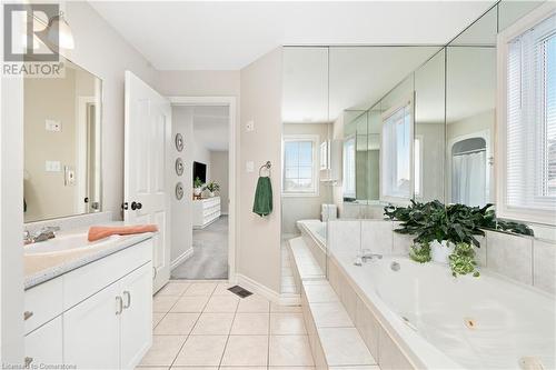 90 Hedge Lawn Drive, Grimsby, ON - Indoor Photo Showing Bathroom