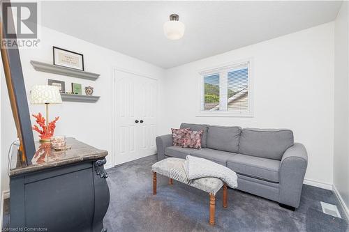 90 Hedge Lawn Drive, Grimsby, ON - Indoor Photo Showing Living Room