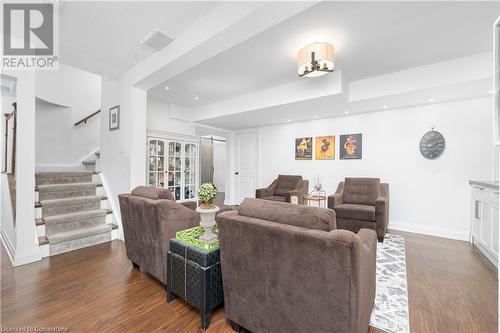 90 Hedge Lawn Drive, Grimsby, ON - Indoor Photo Showing Living Room