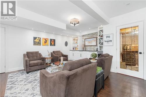 90 Hedge Lawn Drive, Grimsby, ON - Indoor Photo Showing Living Room