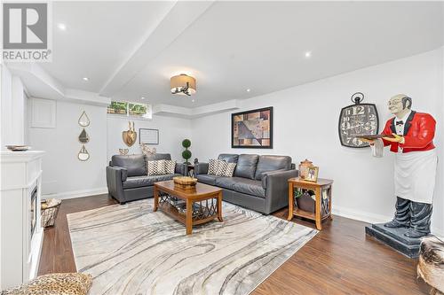 90 Hedge Lawn Drive, Grimsby, ON - Indoor Photo Showing Living Room